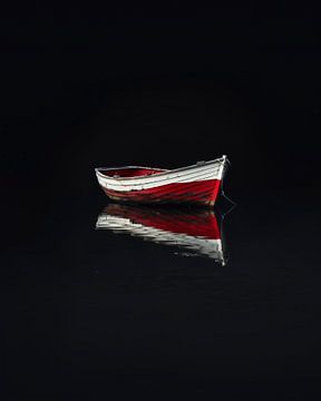 Kleine boot weerspiegeld in het water van fernlichtsicht