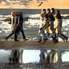 Marcher sur la plage en novembre sur Frans Van der Kuil