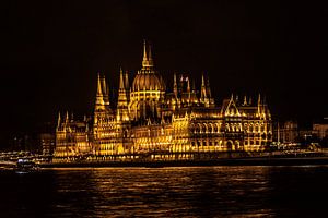 parlamentsgebäude der ungarischen republik im doppelten fokus