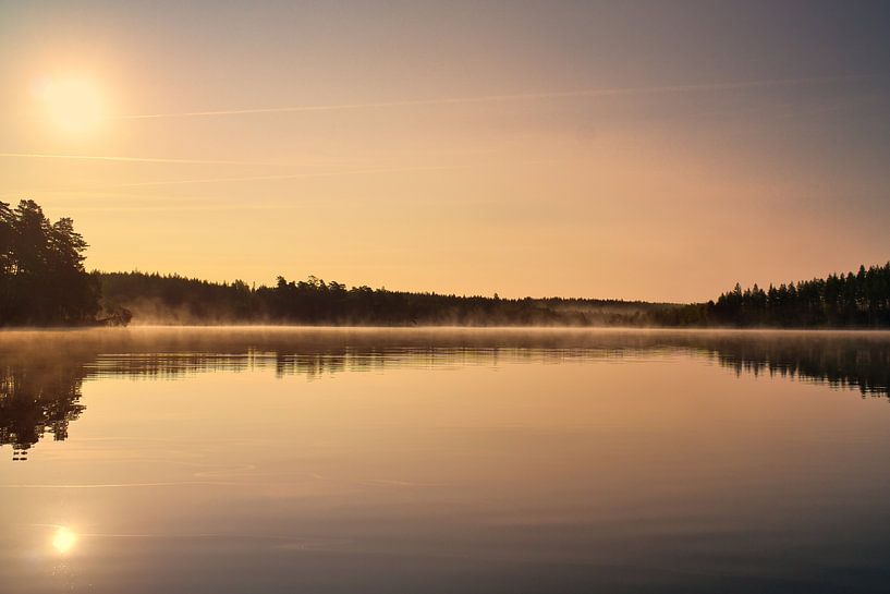 Lever de soleil avec formation de brouillard sur un lac en Suède, à l'aube par Martin Köbsch
