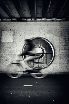 Straatfotografie in Utrecht. De fietser in de Leidseveertunnel. van André Blom Fotografie Utrecht