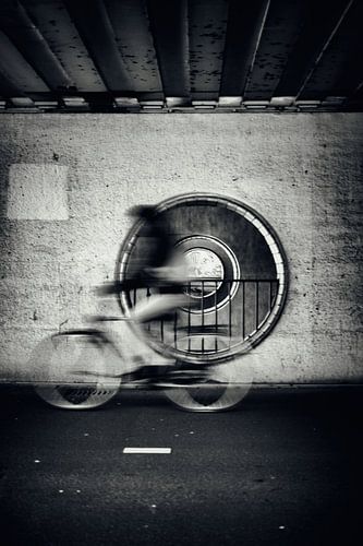 Straatfotografie in Utrecht. De fietser in de Leidseveertunnel.