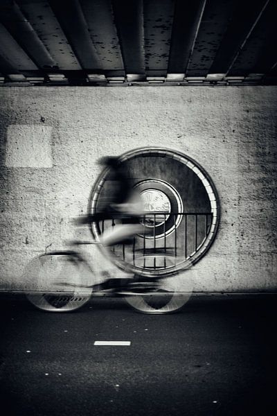 Straatfotografie in Utrecht. De fietser in de Leidseveertunnel. van André Blom Fotografie Utrecht