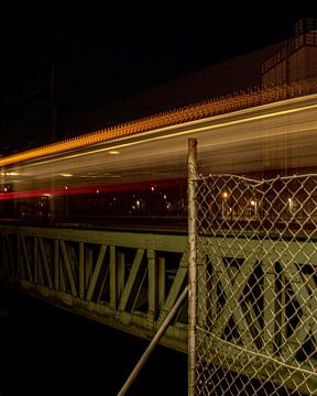 Trein die over een brug rijdt. van Jeroen Beemsterboer