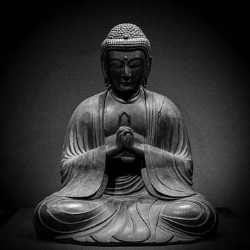 Zittende Buddha in Zwart Wit van Noud de Greef