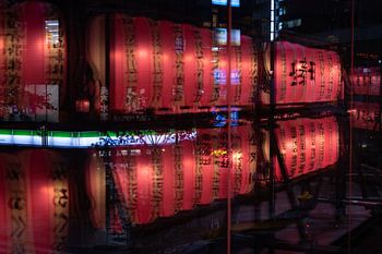 Reflectie van rode lantaarns in Tokyo