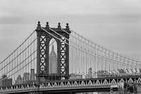 Uitzicht op het Empire State Building ingelijst door de Manhattan Bridge
