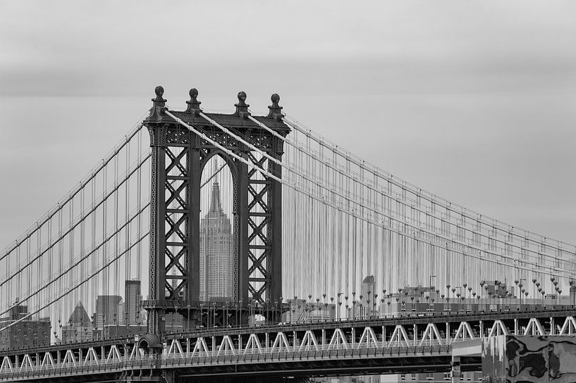 Blick auf das Empire State Building, eingerahmt von der Manhattan Bridge von Carlos Charlez