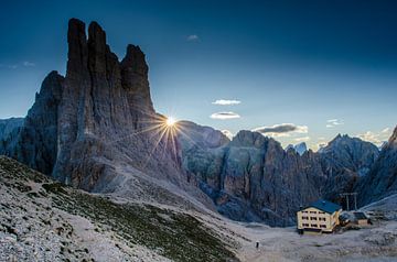 Vajolet-Türme und Gartlhütte bei Sonnenaufgang in den Dolomiten (Rosengarten-Massiv)