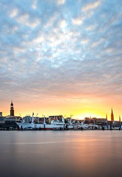 Zonsopgang in de haven van Hamburg van Nils Steiner