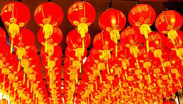 Rode lantaarn dakdecoratie om Chinees Nieuwjaar te vieren van kall3bu