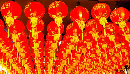 Rode lantaarn dakdecoratie om Chinees Nieuwjaar te vieren