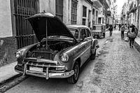 Oude auto met open kap in oude stad van Havana Cuba in zwart-wit