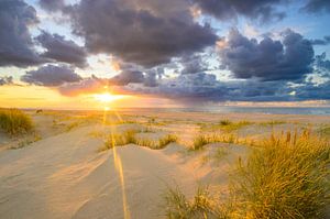 Sonnenuntergang am Strand von Texel mit Sanddünen im Vordergrund