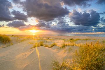 Sonnenuntergang am Strand von Texel mit Sanddünen im Vordergrund