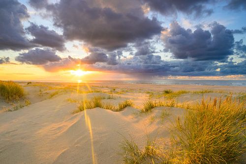 Zonsondergang op het strand van Texel met zandduinen op de voorgrond