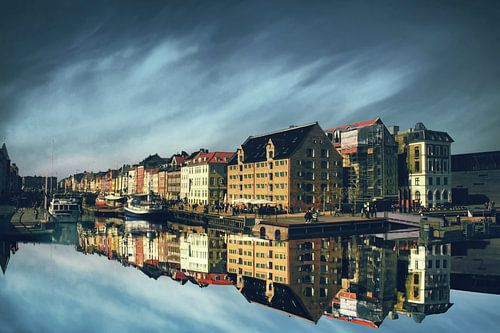 Photographie enchanteresse de Nyhavn Copenhague : Maisons historiques et soleil du soir sur Elianne van Turennout