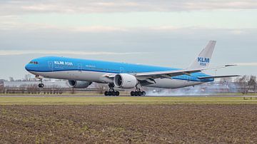 Landung einer KLM Boeing 777-300 Passagiermaschine. von Jaap van den Berg