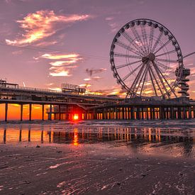 Zonsondergang  aan de pier van  Scheveningen van René Rollema