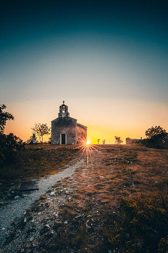 Oude kerk in een bergdorpje in Kroatië bij zonsondergang Brseč
