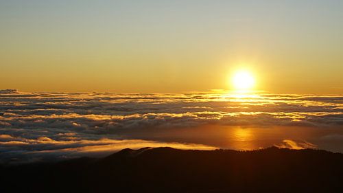 Zonsopkomst boven de wolken