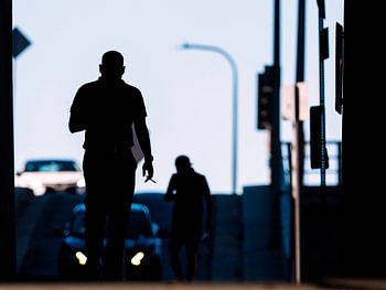 Silhouette mit Zigarette in Los Angeles