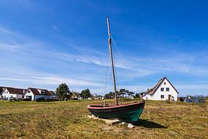 Fischerboot auf der Wiese in Neuendorf auf der Insel Hiddensee