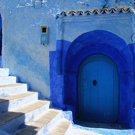 Klopfen an Türen in Chefchaouen von Suitcasefullofsmiles