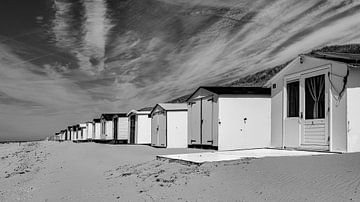 Strandhuisjes op het Texelse strand in zwartwit uitvoering van Sandra Kulk