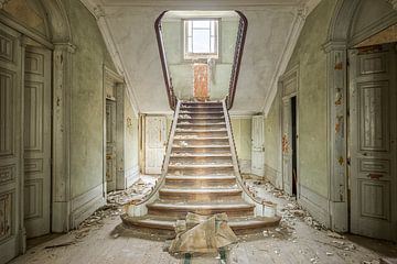 Lost Places - Eingangsportal mit Treppe von Gentleman of Decay