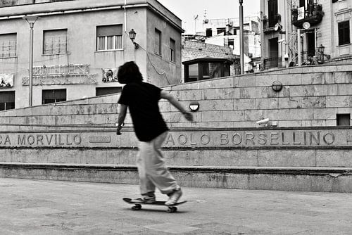 Siciliaanse skateboarder in Palermo – zwart-wit 