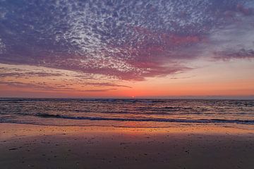 Zonsondergang  aan de kust. van Paul Groefsema