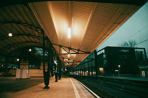 Station Haarlem – gebogen perronkap & avondlicht | stedelijke spoorfotografie