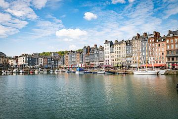 mensen zitten op een terras in de haven van honfleur