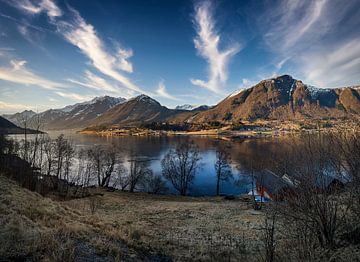 Vroege ochtendmening van een koude en ijzige fjord, Noorwegen van qtx