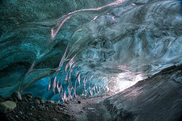 Formes étranges dans la grotte de glace sur Joran Quinten