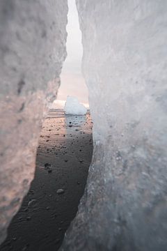 Ijsschotsen op Diamond Beach in IJsland van Michiel Dros
