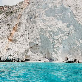 Witte rotsen van kalk met helder blauwe Ionische zee op Zakynthos, Griekenland van DeedyLicious