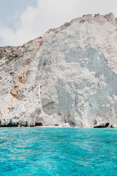 Kalksteingebirge von Zakynthos mit blauem Meer von DeedyLicious