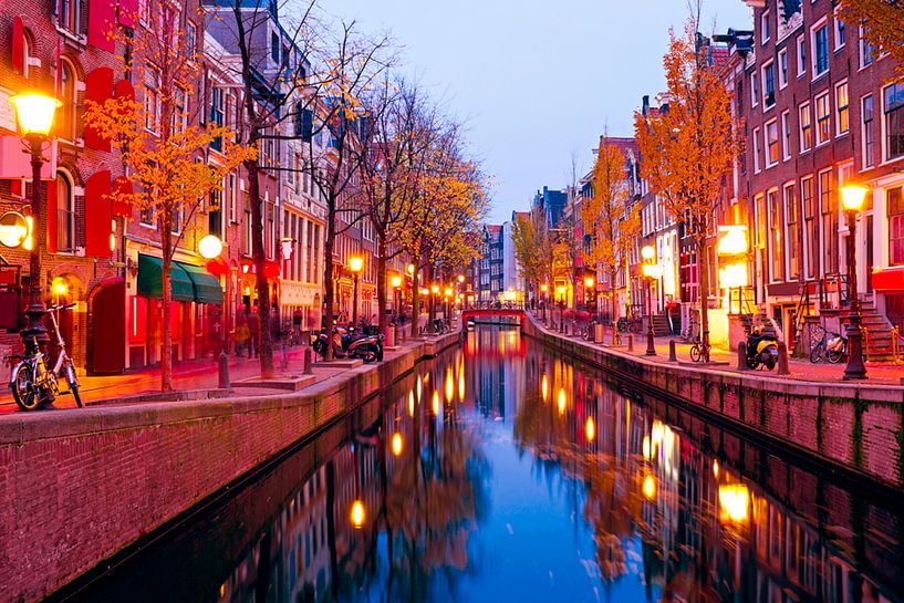 Red light district in Amsterdam bij zonsondergang van Eye on You