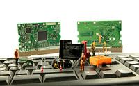 kleine miniatuurtjes die het toetsenbord van de computer repareren of proberen het systeem te hacken van ChrisWillemsen thumbnail