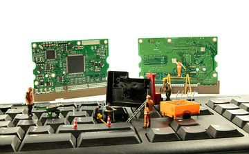 kleine miniatuurtjes die het toetsenbord van de computer repareren of proberen het systeem te hacken