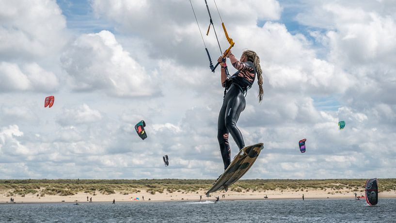 Sportvrouw in actie, kitesurfen van Kok and Kok