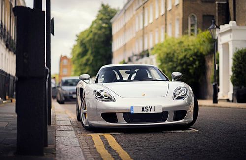 Zilvere supercar Porsche Carrera GT