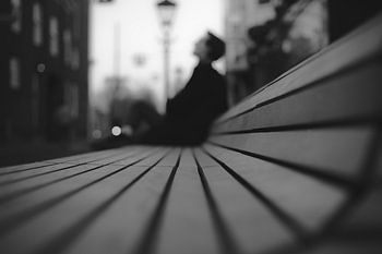 Straatfotografie man op bankje