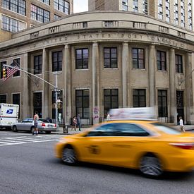 New York - Gele taxi voor Post Office van Erik Winde