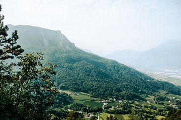 Uitzicht over het landschap in Arco, Italië van Manon Verijdt