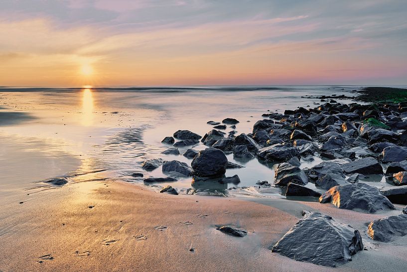 Brise-lames avec plage au coucher du soleil par eric van der eijk