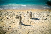Stapel stenen op het strand