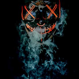 Dunkle Figur mit rauchender Neon-Reinigungsmaske von Frank Dinnissen